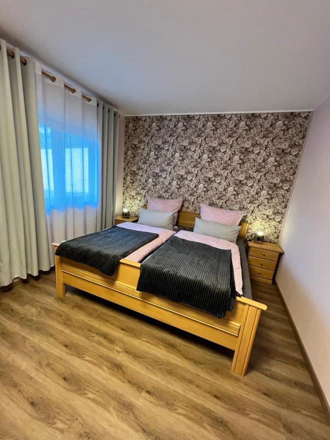 Apartment O&w Ferienzimmer Am Nuerburgring, Quiddelbach
